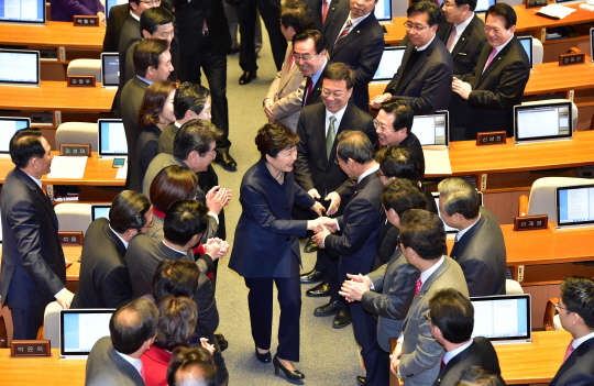 박근혜 대통령이 16일 국정에 관한 국회 연설을 마친 뒤 여당의원들과 인사하며 퇴장하고 있다.  유동일기자 edddieyou@